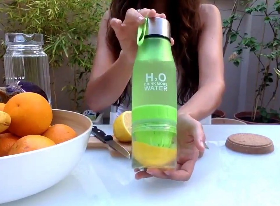 H20 láhev s odšťavňovačem - zelená VÝPRODEJ