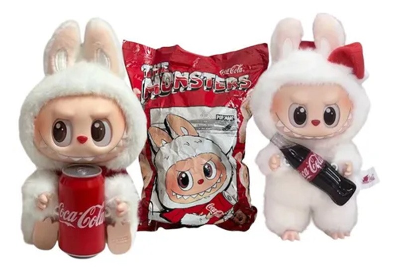 Plyšová hračka a přívěšek Labubu Mystery Box s překvapením - model Coca Cola
