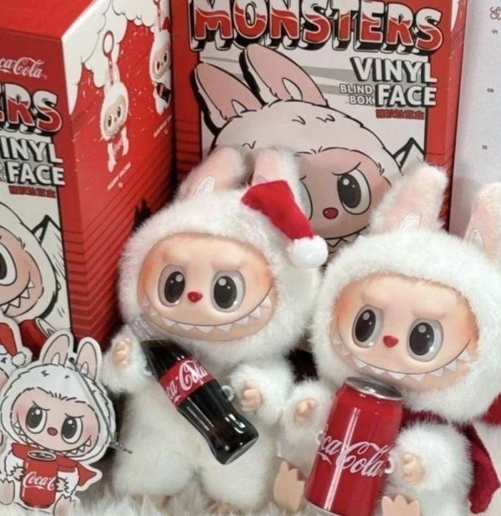 Plyšová hračka a přívěšek Labubu Mystery Box s překvapením - model Coca Cola